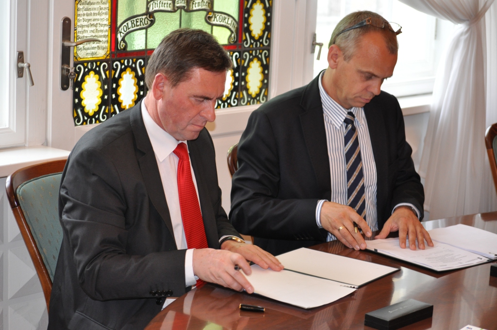 Uroczyste podpisanie umowy o przyznanie pomocy objętej Programem Rozwoju Obszarów Wiejskich w ramach działania Wdrażanie Lokalnych Strategii Rozwoju dla małych projektów. Karlino, 20.07.2011 r.