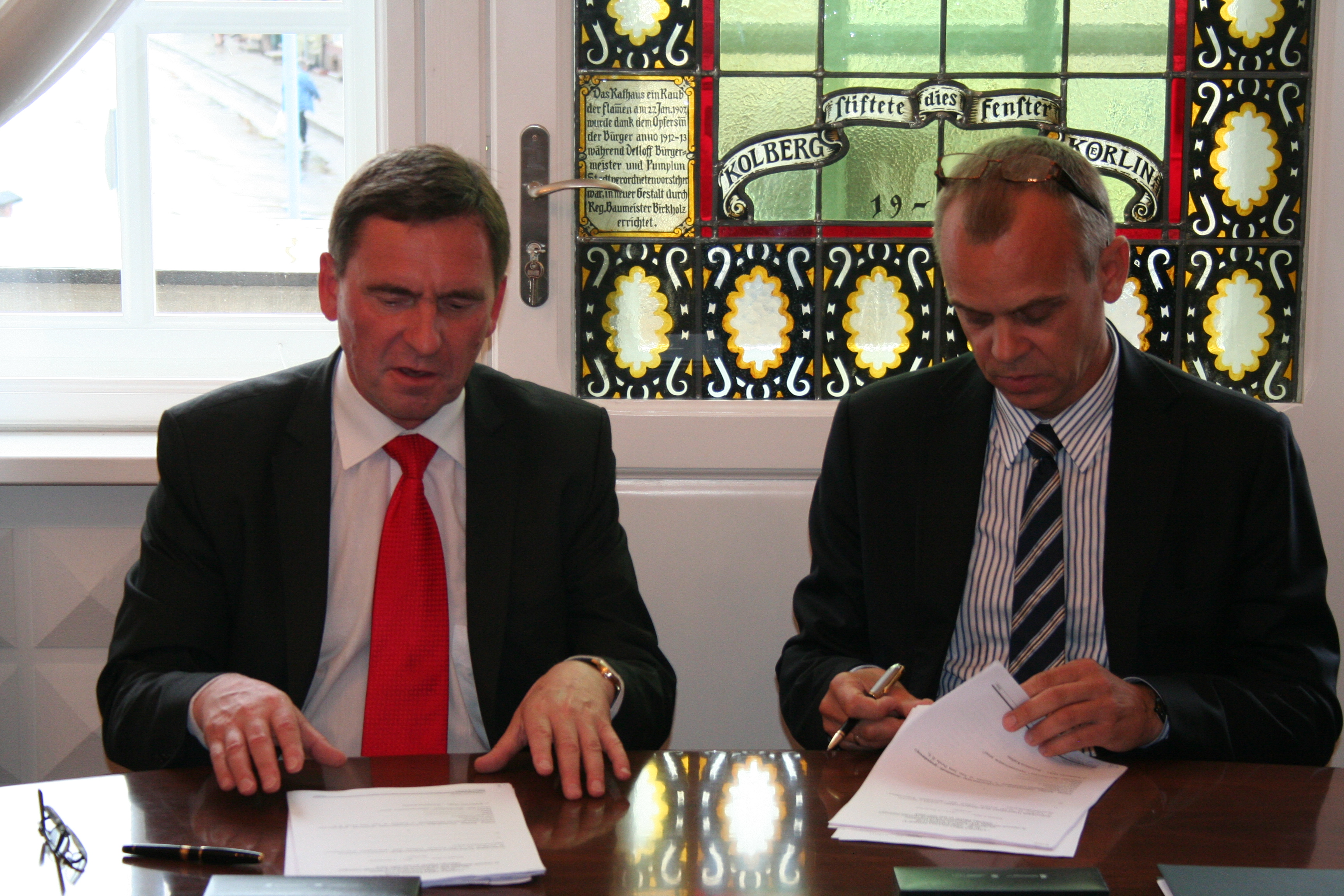 Uroczyste podpisanie umowy o przyznanie pomocy objętej Programem Rozwoju Obszarów Wiejskich w ramach działania Wdrażanie Lokalnych Strategii Rozwoju dla małych projektów. Karlino, 20.07.2011 r.