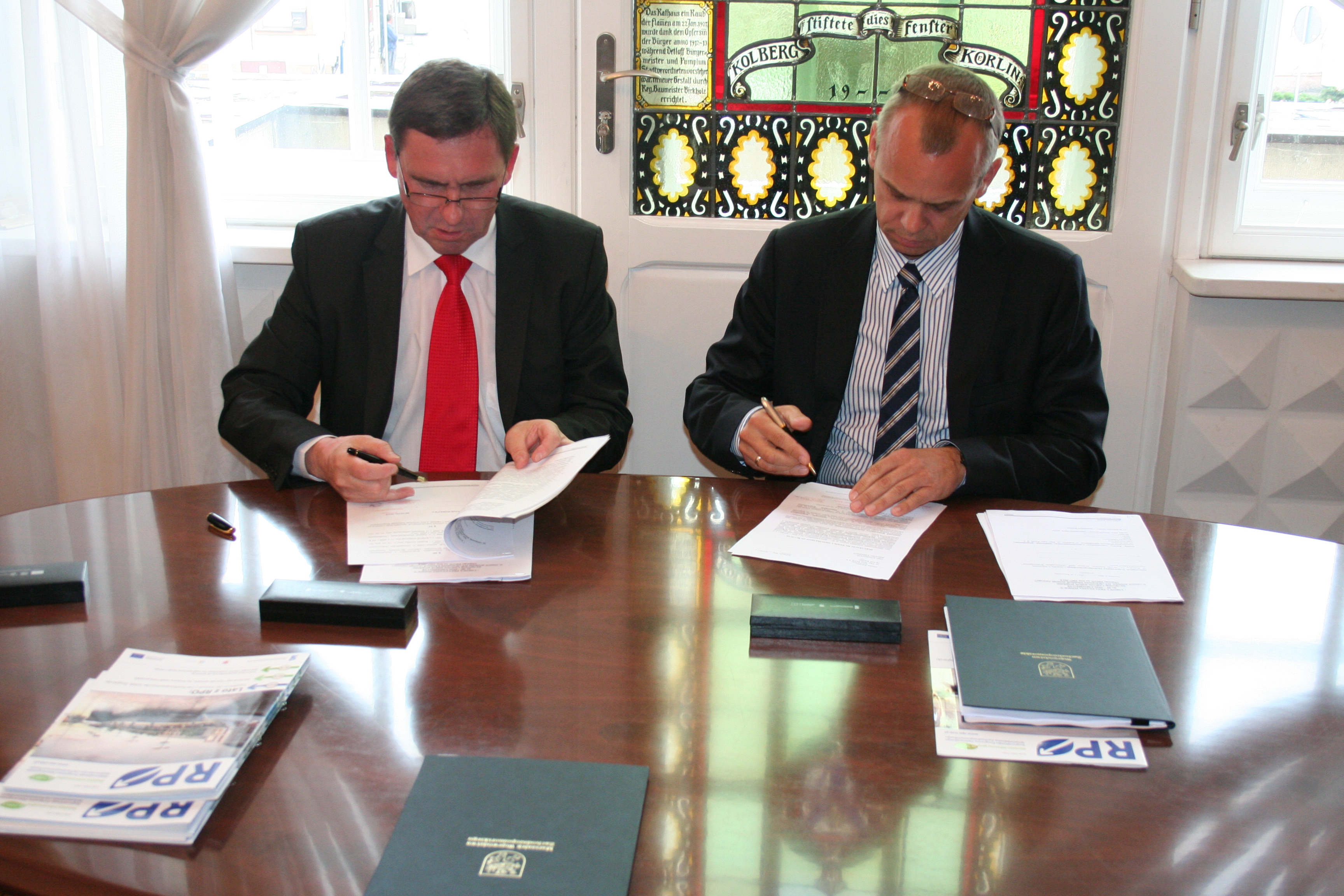 Uroczyste podpisanie umowy o przyznanie pomocy objętej Programem Rozwoju Obszarów Wiejskich w ramach działania Wdrażanie Lokalnych Strategii Rozwoju dla małych projektów. Karlino, 20.07.2011 r.