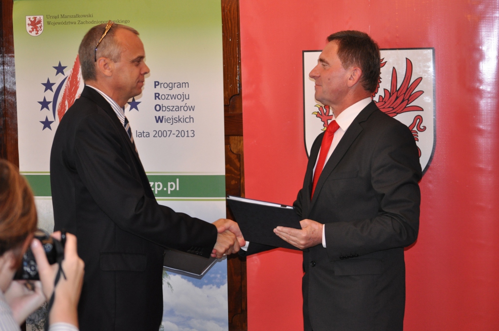 Uroczyste podpisanie umowy o przyznanie pomocy objętej Programem Rozwoju Obszarów Wiejskich w ramach działania Wdrażanie Lokalnych Strategii Rozwoju dla małych projektów. Karlino, 20.07.2011 r.